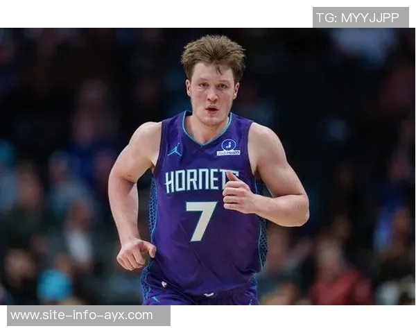 克尼佩尔昨日崴脚伤退今日现身兄弟高中比赛走路正常未佩戴护具